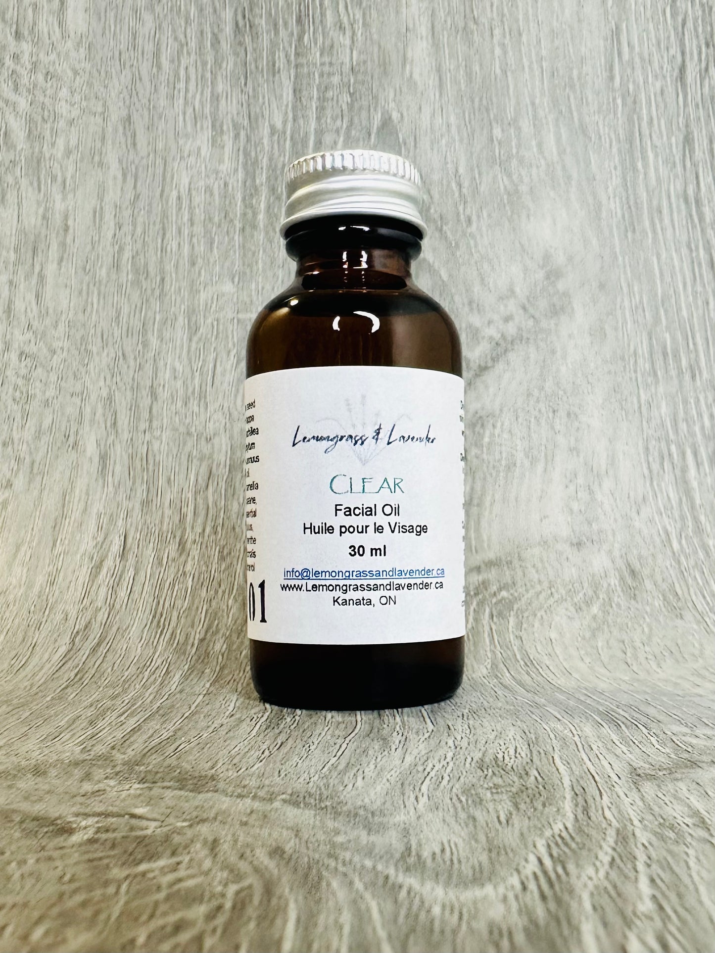Huile pour le visage transparente